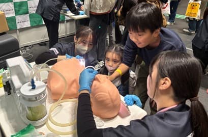 13,000人以上が来場した「こどものおしごと体験イベント」に森ノ宮医療大学が出展!親子で学ぶ医療職体験×防災教育を実施