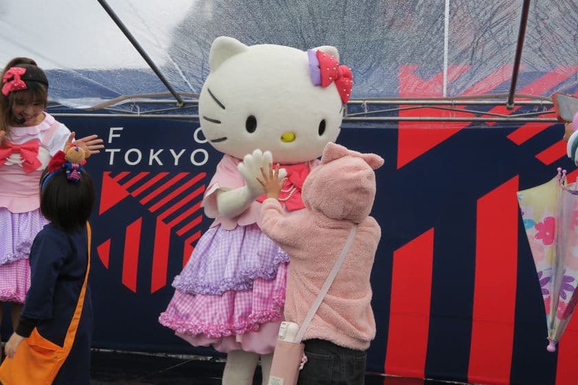 11月11日は「介護の日」
福祉職場の情報サイト「ふくむすび」最新レポート!
FC東京とコラボ!選手の適職は?
味の素スタジアムイベントブースにハローキティが登場!
ハイタッチ会や適職診断パネル展示を実施。
「ふくむすび」特設サイト リニューアルでより見やすく便利に