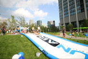 都会のど真ん中に昨年動員6,000人の水遊びパーク登場「品川ウォーターテラス」今週末23日・24日開催　猛暑を吹き飛ばす！芝生の上でウォータースライダー