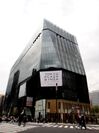 江戸切子をイメージした大型商業施設「東急プラザ銀座」の美しい外観をシリコーン構造接着(SSG)構法で実現