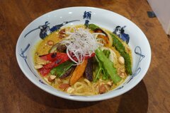 麺屋武蔵に新メニュー登場！食欲が止まらない！新ジャンルラーメン『ベジ白湯(パイタン)カレー麺』新宿本店にて10月3日(月)～31日(月)まで期間限定販売