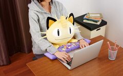 ポケモン“ニャース“のぬいぐるみ型PCクッション登場！ニャースがPC作業をお手伝い