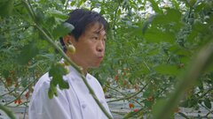 見せます！いわき　CM画像3　自ら農作物の味を確認するシェフ 奥田政行さん