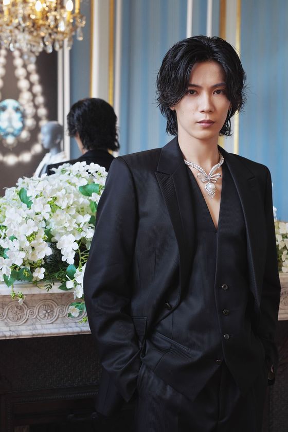神宮寺勇太、海外イベントに初参加!
ミキモトの新作ハイジュエリーを纏い、
大人の気品あふれる、スーツスタイルで魅せる。
神宮寺「ミキモトさんとパリに来られて嬉しい!」
ミキモト 新作ハイジュエリーコレクション「The Bows」発表