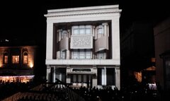 3Dプロジェクションマッピング - 建物から飛び出すような立体的な演出に歓声が上がる