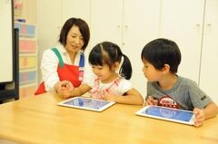 幼児教室講師がサポート