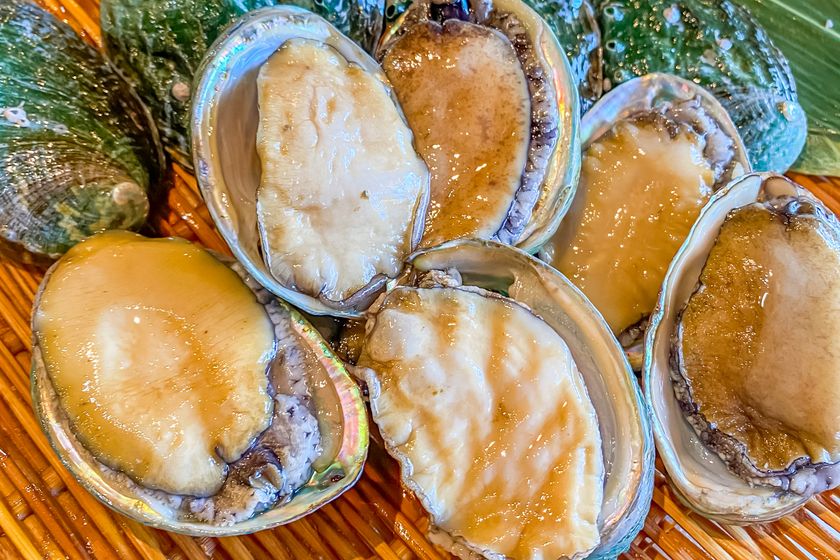 鮮度抜群の活鮑をプレゼント!!
湘南・茅ヶ崎の海鮮BBQ食べ放題専門店“ちがさき倶楽部”が
店舗改装記念として『活鮑プレゼントキャンペーン』を開催!