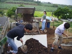 石垣島にて耕地作業を行う「石垣島を元気にするプロジェクト」の学生たち