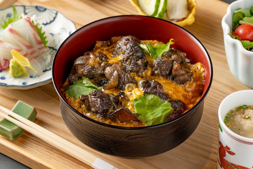新店舗「いけすと炭と薪焼と 博多 とりとりと」の
名物ランチ親子丼が登場!あなたは黒派?それとも白派?
