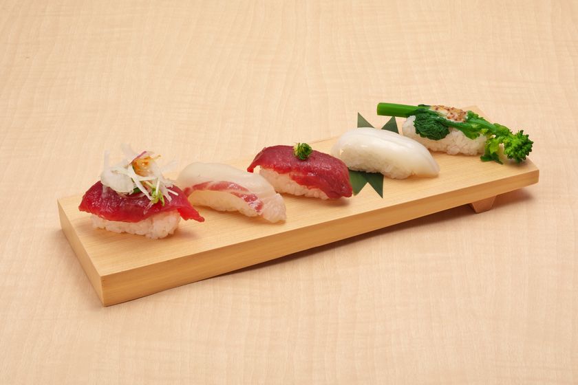 春の旬を味わう『春の寿司まつり』を3月6日(金)より開催
~市場を通さず坊勢島の浜から獲れたて魚が店舗へ届けられる
浜直地魚や春限定の匠の一皿など、季節の味覚を堪能~