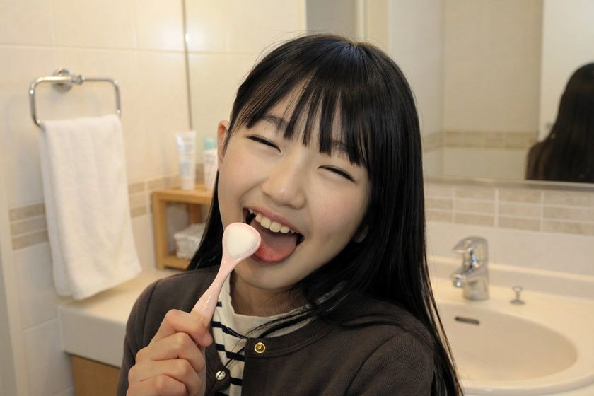 「舌は歯ブラシで磨いている」は間違い?
子どものデリケートな舌には専用舌ブラシを
正しい舌ケア情報をSHIKIEN公式HPにて公開