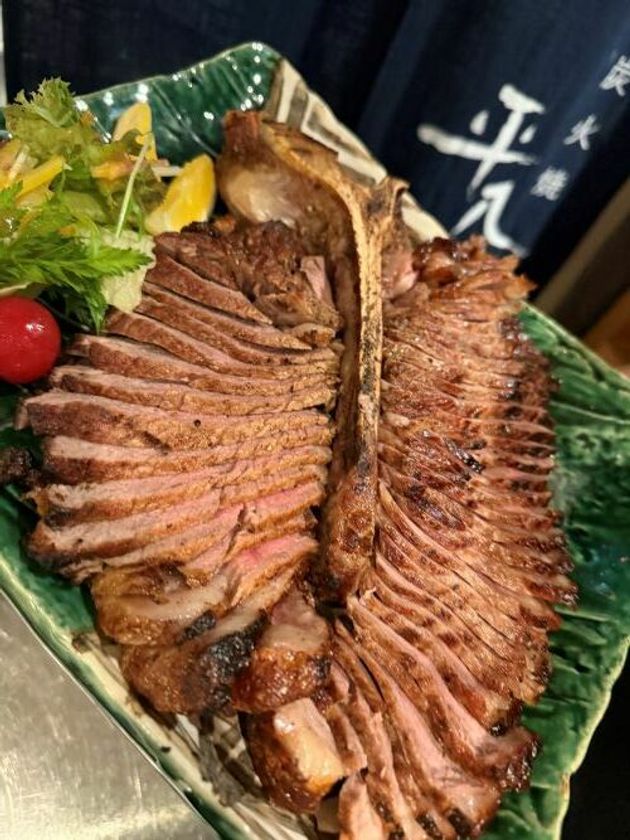 阪神タイガース優勝記念 特製Tボーンステーキ
1キロ超えの骨付き肉を炭火で豪快に焼き上げる優勝記念メニューを
大阪・天神橋「炭火焼 平八郎」で
10月6日から日本シリーズ終了まで、1日3食限定発売開始
