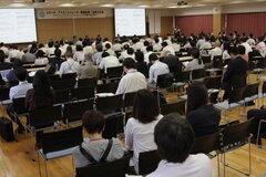 大学執行部特別セッションを聴くため、大会場に詰めかけた180人の会員たち