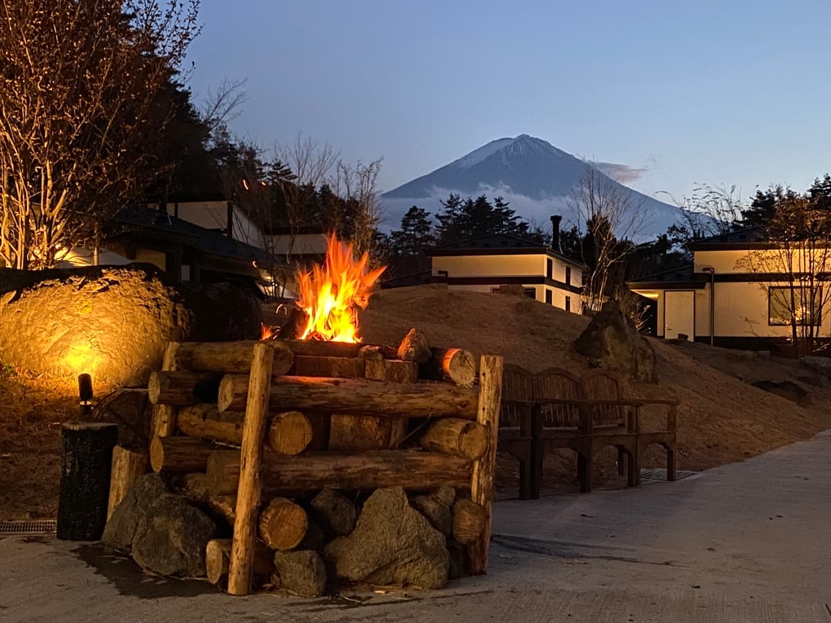 薪火と炭火の極意を試す！BBQ本格派も唸るグリルが付いたグランピングが限定オープン。