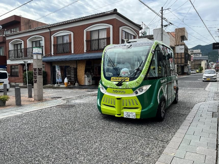 温泉観光地にて初の夜間運行を含む自動運転EVバスの公道実証実験を実施