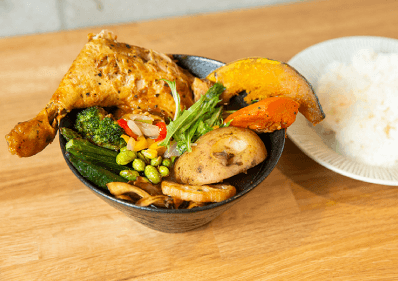 再開発で商圏拡大中の街・大塚で“勝ち筋”をつかんだカレー店「Japanese Bistro&Café 東京エイジング・スパイス 代表者 片瀬 開氏」の取材記事を9月16日公開