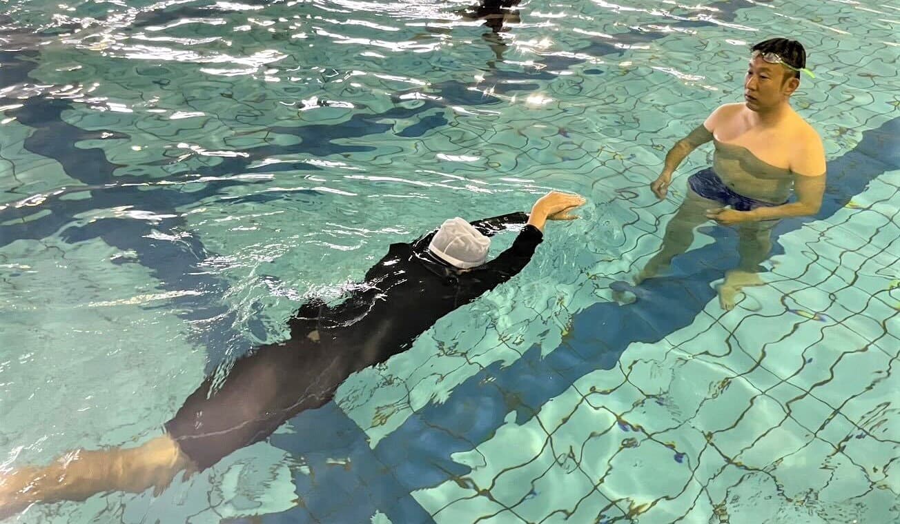 五輪銀メダリストの山本貴司が近畿大学附属小学校6年生に水泳指導 90分間の遠泳に向けて、長距離を泳ぐコツや集団での泳ぎ方を伝授