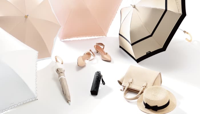 紫外線対策に、ハットと日傘のダブル使いがおすすめ。強い日差しを防ぐ、実用性とファッション性を備えたアイテム。=MOONBAT ONLINE SHOP=