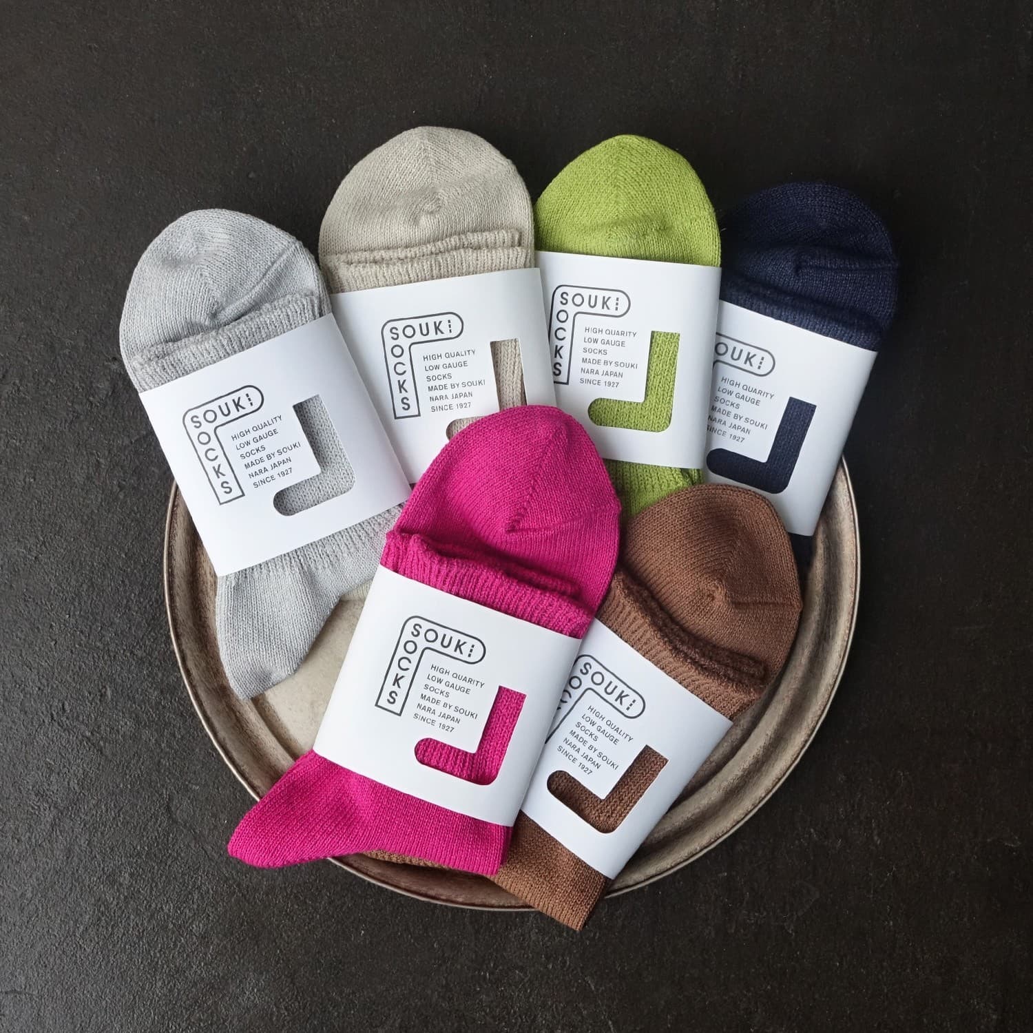和紙のシャリ感と差し色で、夏から秋へ|SOUKIの人気ローゲージソックスに新色登場(8月8日発売)