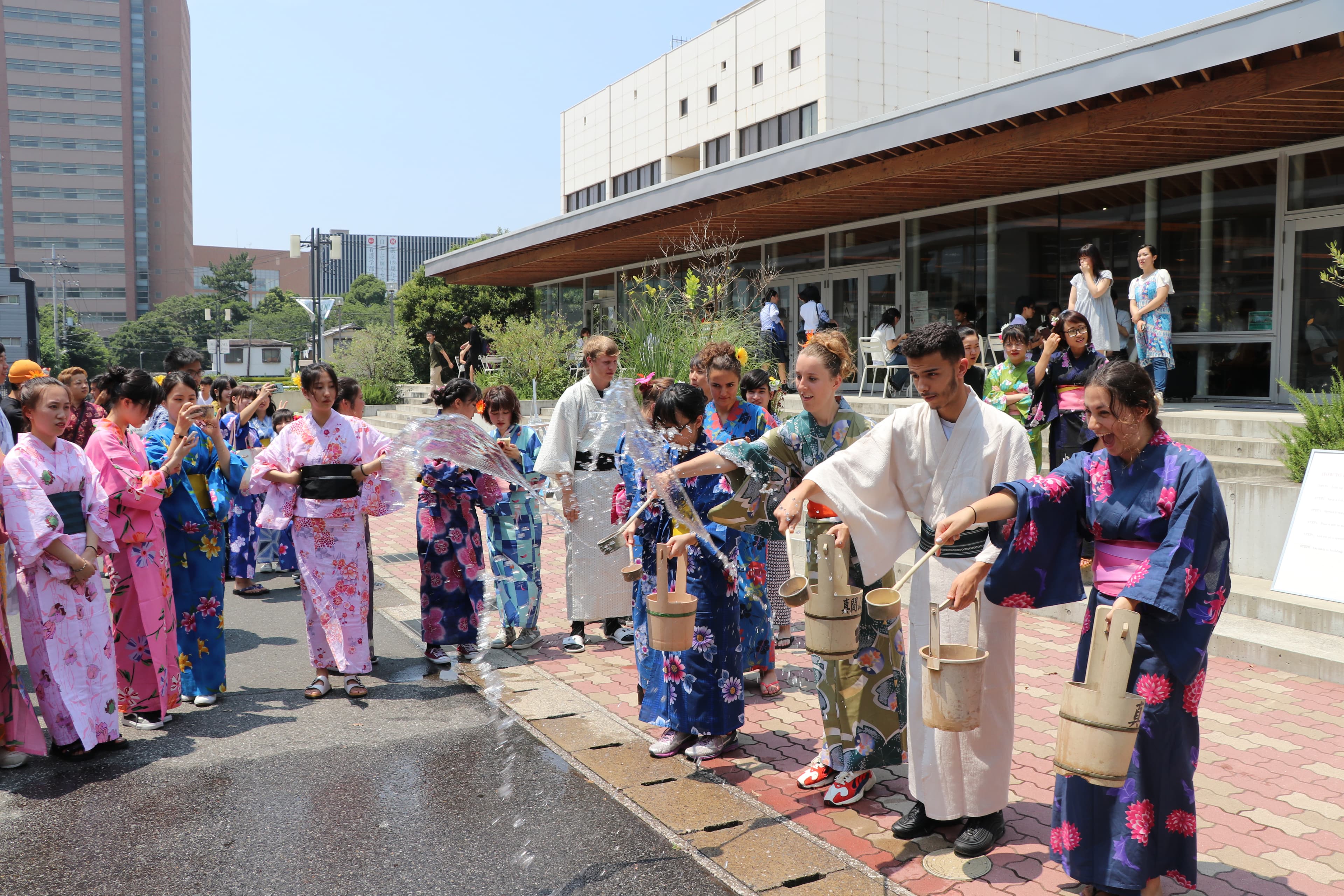 千葉商科大学「打ち水で涼しく大作戦！」昔ながらの日本の節電アクションを体験しSDGsを考える