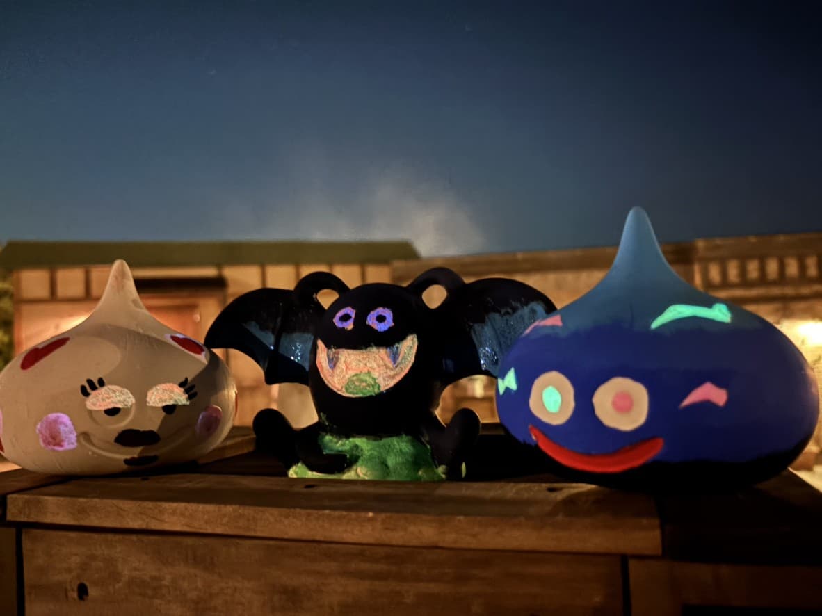 本日より開催!芸術の秋が来た!夜に輝くオリジナルスライムとドラキーを作り出せ! 「秋限定!光るスライムとドラキーのきらめきクラフト2025」