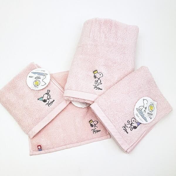 シンプルにオシャレ。PEANUTS75thの特別デザインでレア度MAX!スヌーピーの75周年限定ふわふわ今治タオルです。