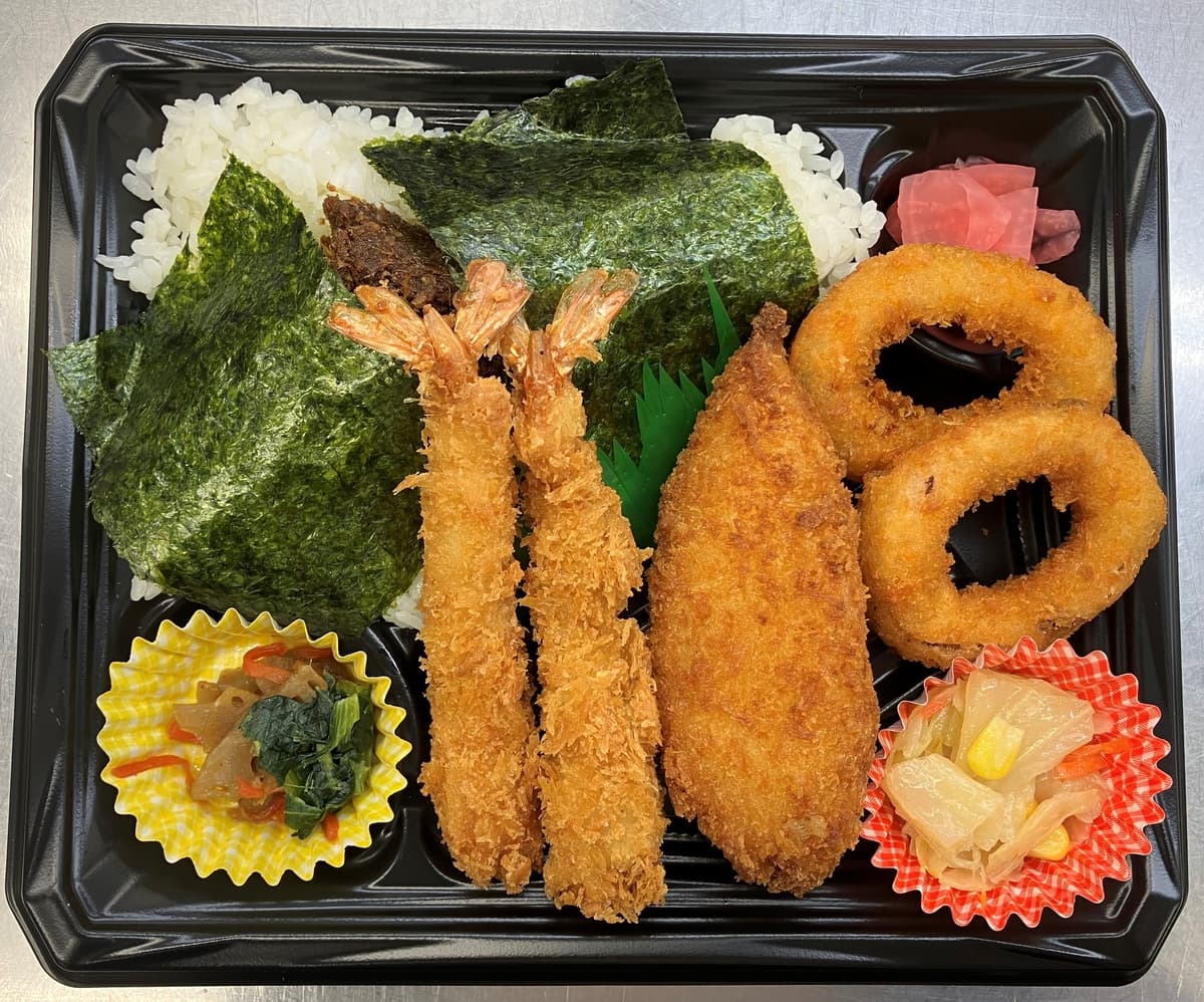 店内で調理した手づくり弁当　海老、白身魚、イカの味わいをフライでぎゅっと閉じ込め。　シーフードミックスフライ弁当４月１２日（金）発売