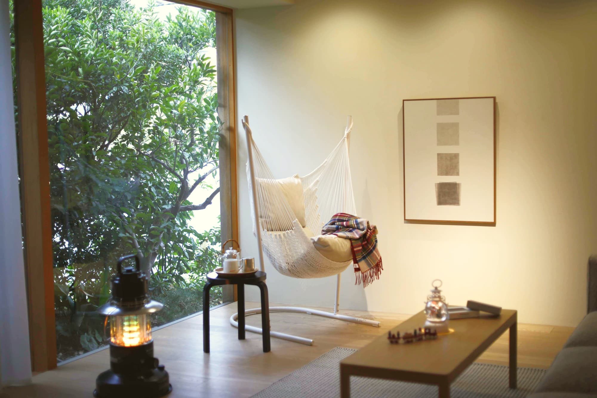 冬の”特別なご褒美”でリビングを極上リゾートに! yocabitoのハンモックチェア「RESORT」が叶えるリラックスタイム。