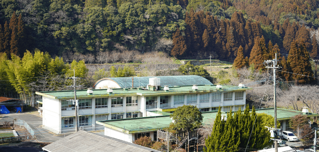 MIRAI WEB株式会社が熊本県菊池市の廃校小学校跡の施設をオフィスとして活用