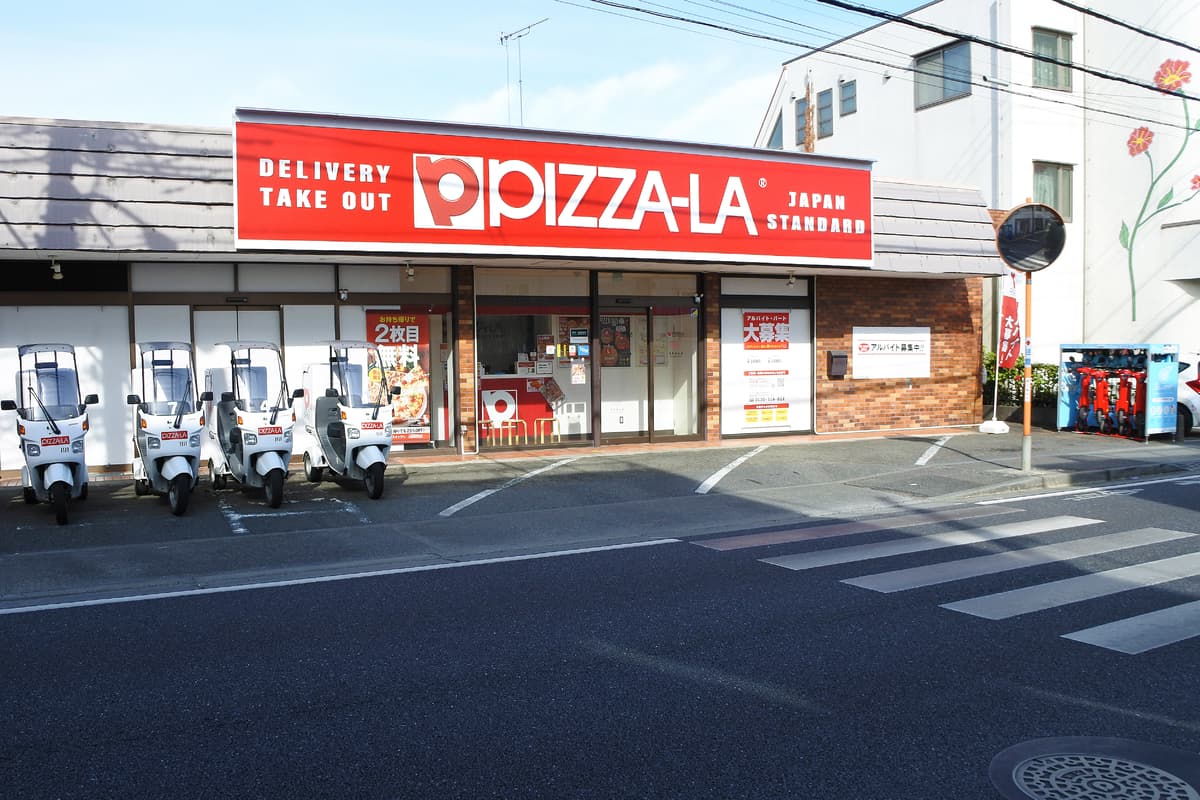 折りたたみ電動バイクのシェアリングサービス 「Shaero」 が「PIZZA-LA」の店舗にステーションを設置し、配達での利用に向けた取組みを開始