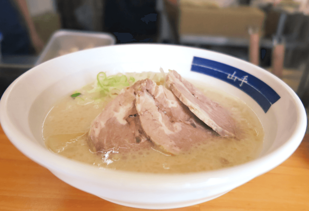 駒場東大前駅から徒歩3分！雪のように真っ白な背脂ラーメンが楽しめる『山手ラーメン』の情報をFindグルメで公開