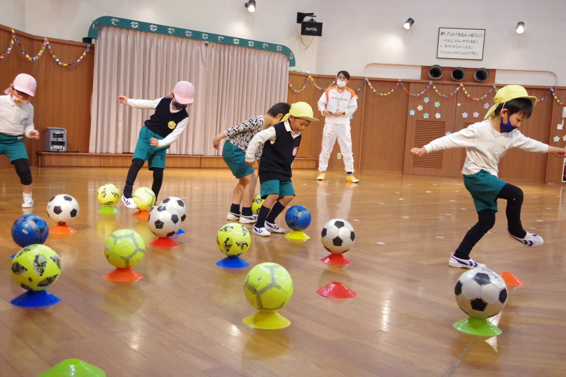 幼稚園の日常生活に英語をプラス 「英語でサッカー教室」新規導入