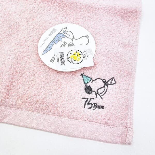 スヌーピー75周年記念アイテム。さりげないかわいさに肌触り抜群な高品質なタオルです。