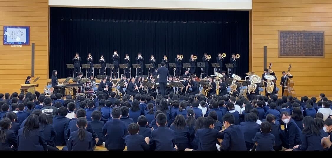 近大附属小学校が、豊かな情操を養う「芸術鑑賞会」を開催　コンクールで数々の受賞歴がある近大吹奏楽部による迫力の演奏