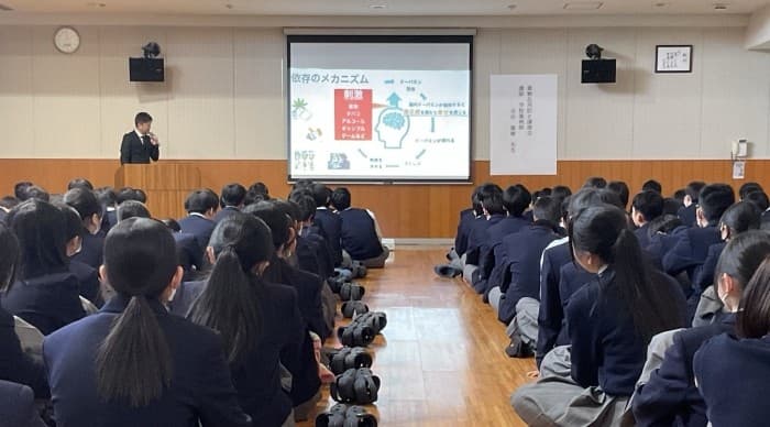 近大附属広島高・中学校 東広島校が「薬物乱用防止講演会」を開催 学校薬剤師が中学3年生・高校1年生に薬物の危険性を啓発
