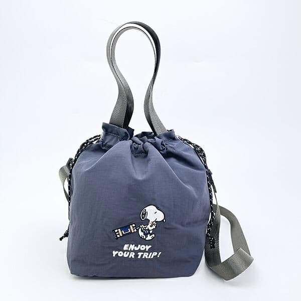 万能すぎる「スヌーピー」の巾着ショルダーバッグ。どんなシーンにも寄り添う優秀アイテム!