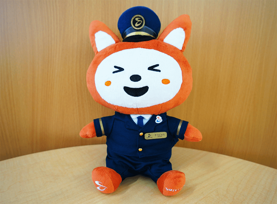 制服着用Ver.「そうにゃんぬいぐるみ」を販売【相模鉄道】