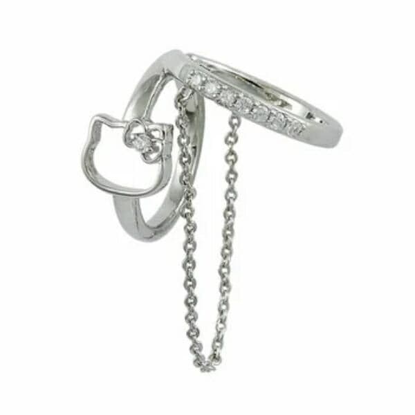 「ハローキティ」の顔がデザインされた、存在感たっぷりのダブルイヤーカフ。パールのチェーンで耳元から華やかさを演出。