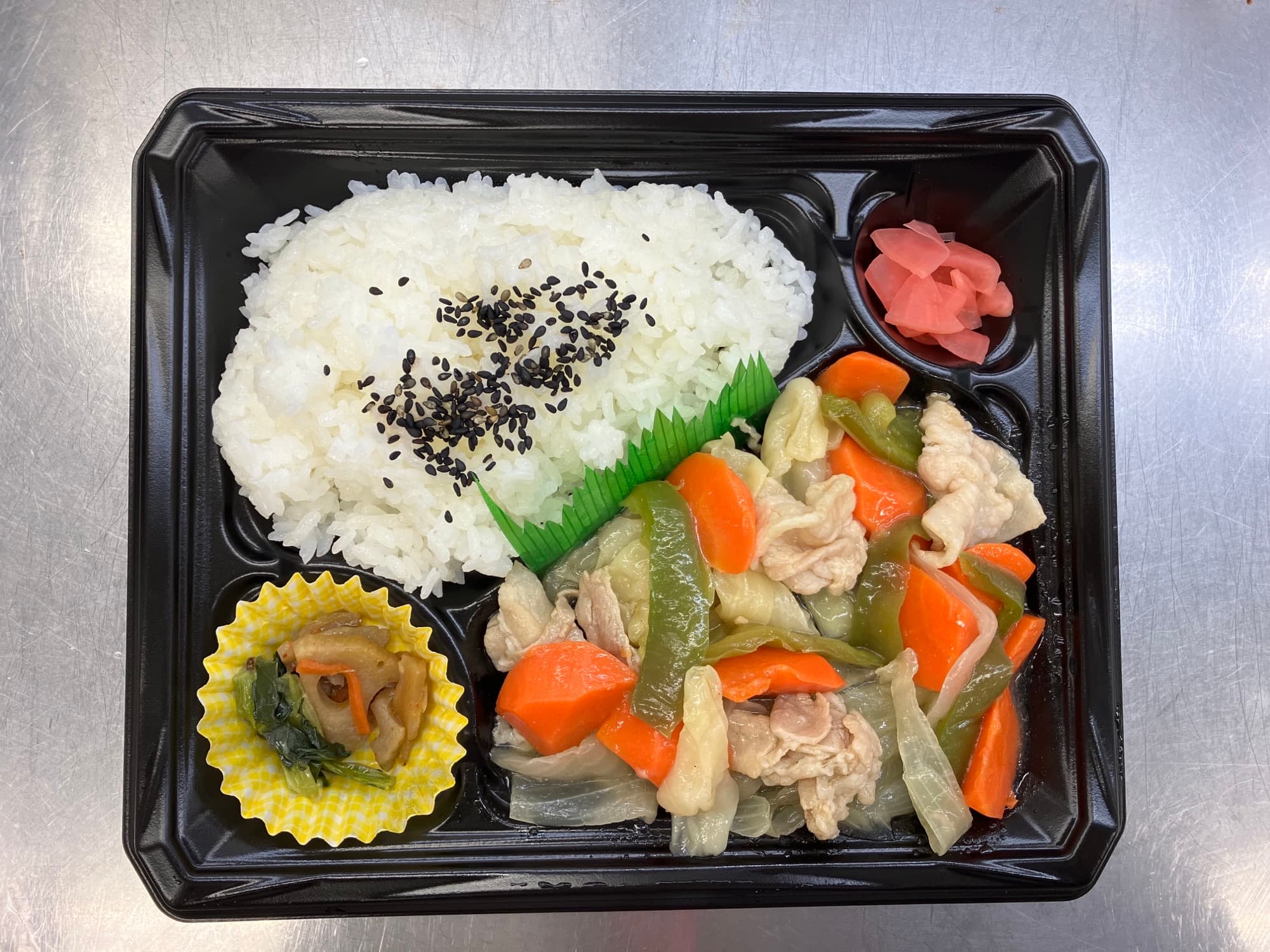 店内手づくり弁当　４種の野菜が摂れ、食べ応えのあるお弁当！！　肉野菜炒め弁当２月２３日（金）新発売！