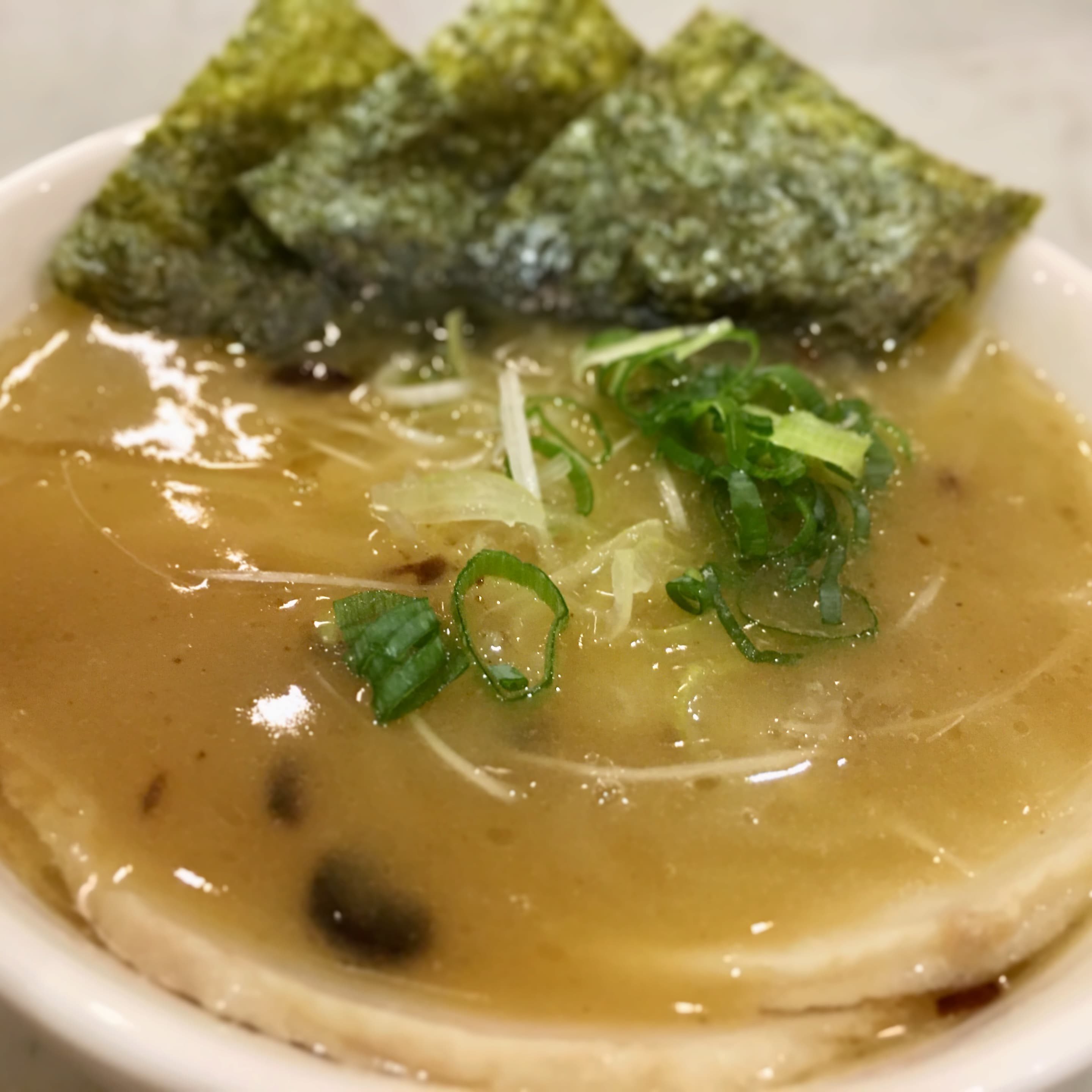 三田エリア初！生にこだわる「生鶏白湯ラーメン」専門店の「麺sきた森」が間借りオープン！