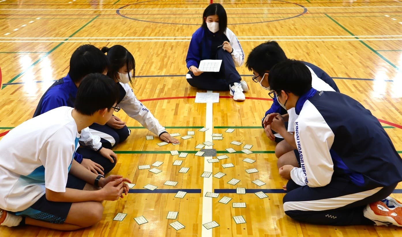 近大附属広島中学校東広島校で「百人一首大会」を開催　中学生が日本の伝統文化に親しみ、古典への関心を高める