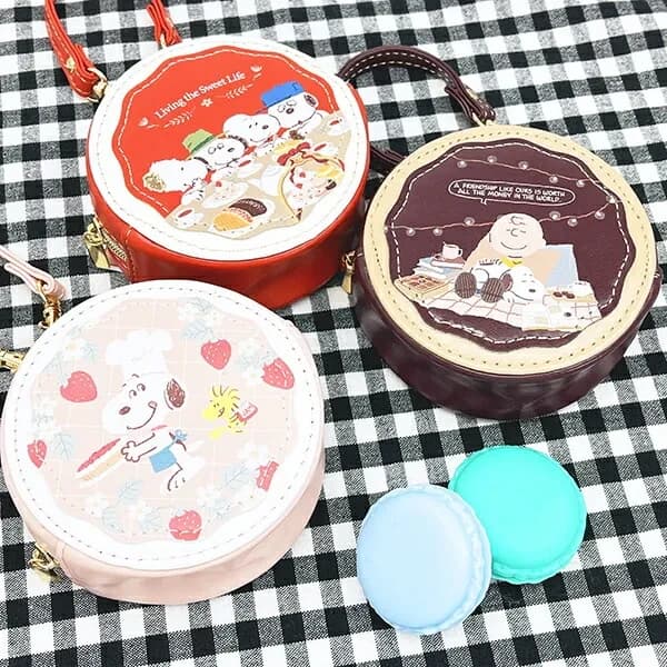 ふわっと甘くやさしい雰囲気にひとめぼれ!スヌーピーのラウンドマカロンポーチはとびっきりスウィートです。