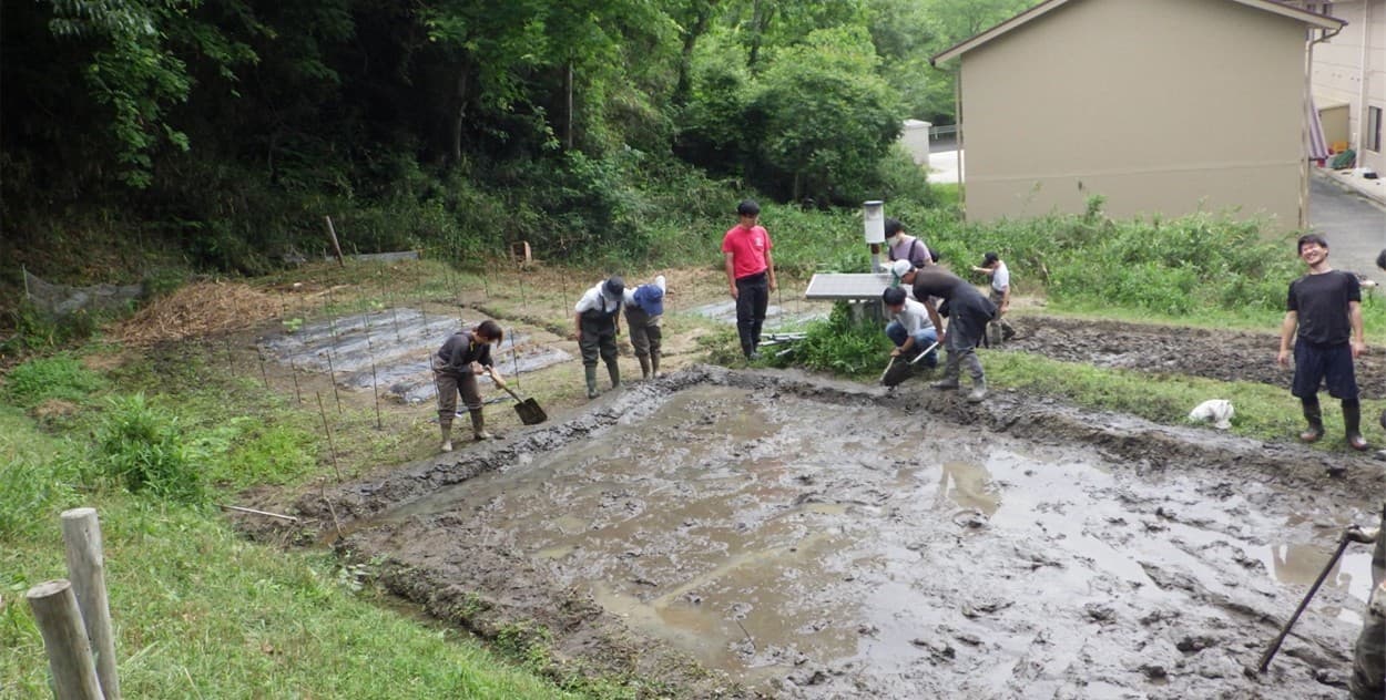 奈良県内の大学初！近畿大学農学部の「近大里山ビオトープ」が環境省の「自然共生サイト」に認定、認定証交付式・見学会を実施