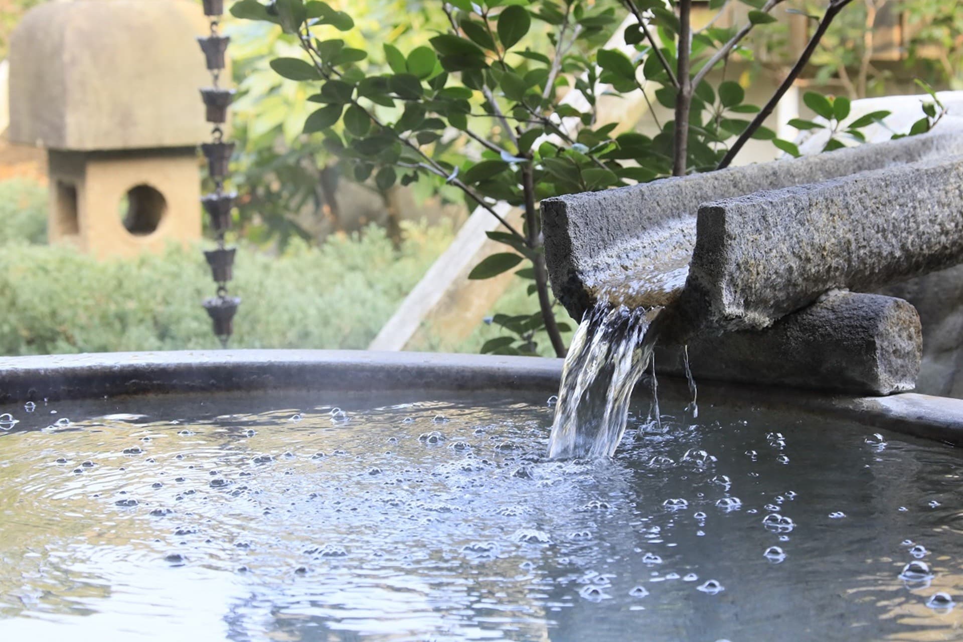 もっと“おこもり旅”湯河原温泉の旅館が「半露天風呂付客室」を増室 TVのない客室で心を満たす休日|2025年12月18日