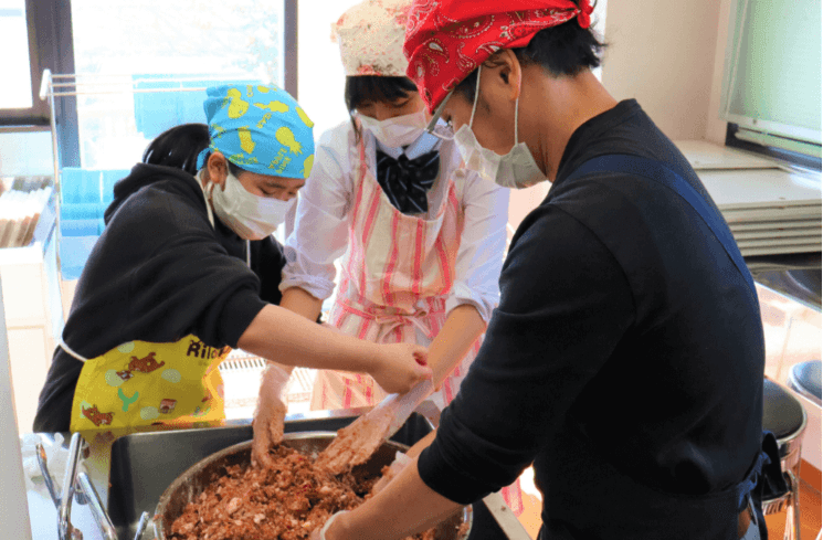 嬉野温泉駅前にて、高校生が佐賀牛で開発をした「佐賀牛まん」を販売します！