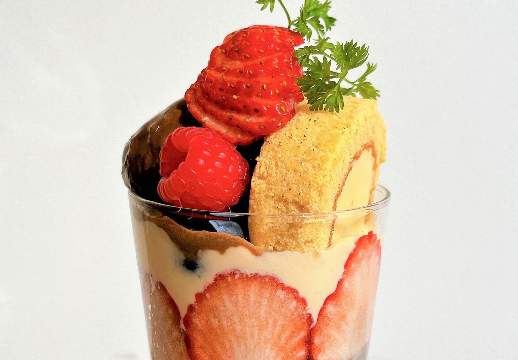 SONOKO CAFE銀座×向井聡美パティシエのコラボスイーツに旬の苺チョコパフェ登場!