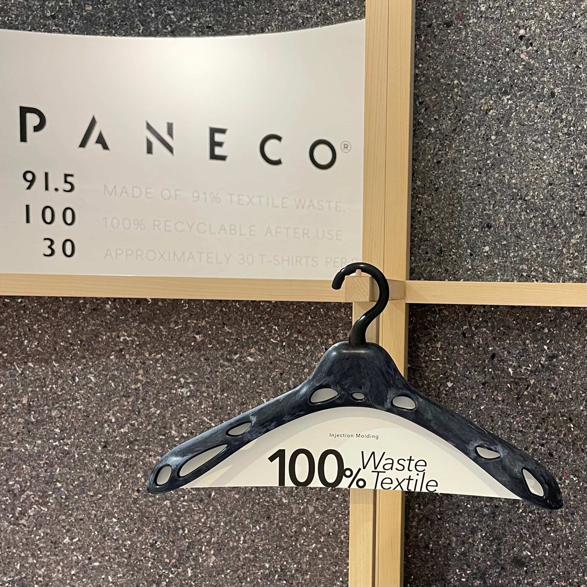 サスティナブルなハンガー『PANECO hanger』| 100%廃棄繊維をアップサイクル | 脱プラと脱廃棄に貢献