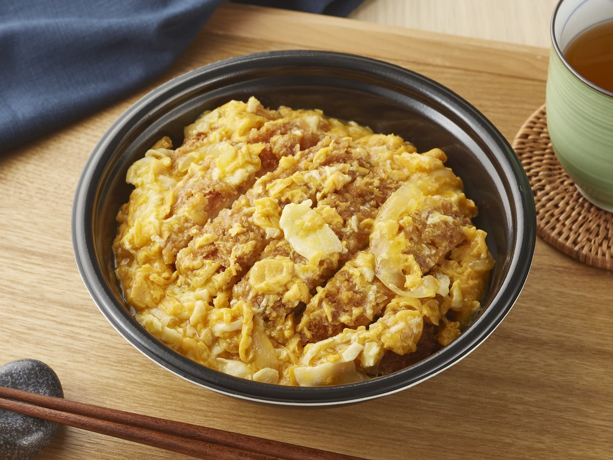 店内で炊いたごはんで作る手づくり弁当「ロースカツ丼」「ミニロースカツ重」 手づくりおにぎり「栗ごはん」 店内で揚げる惣菜「三元豚ロースとんかつ」 １０月１１日（金）　新発売