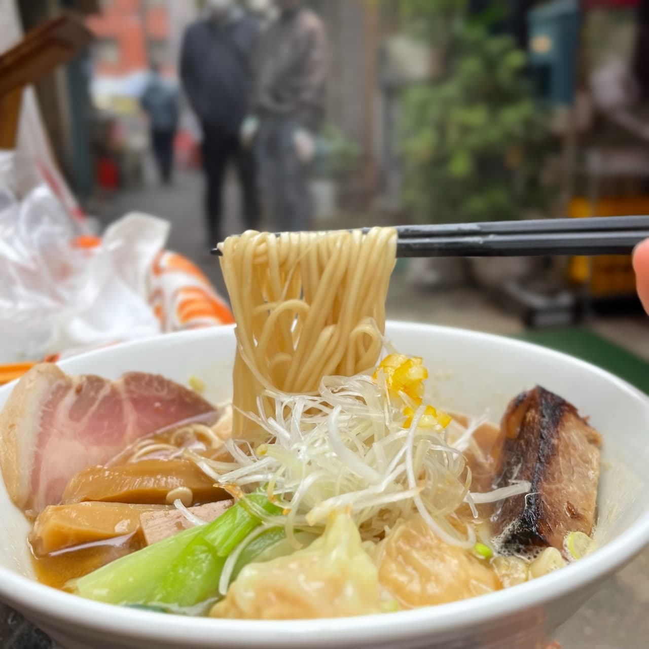 三鷹【トリプル焼豚・ダブル雲吞】濃厚淡麗醤油ラーメン「べぃしっく」 が凱旋オープン