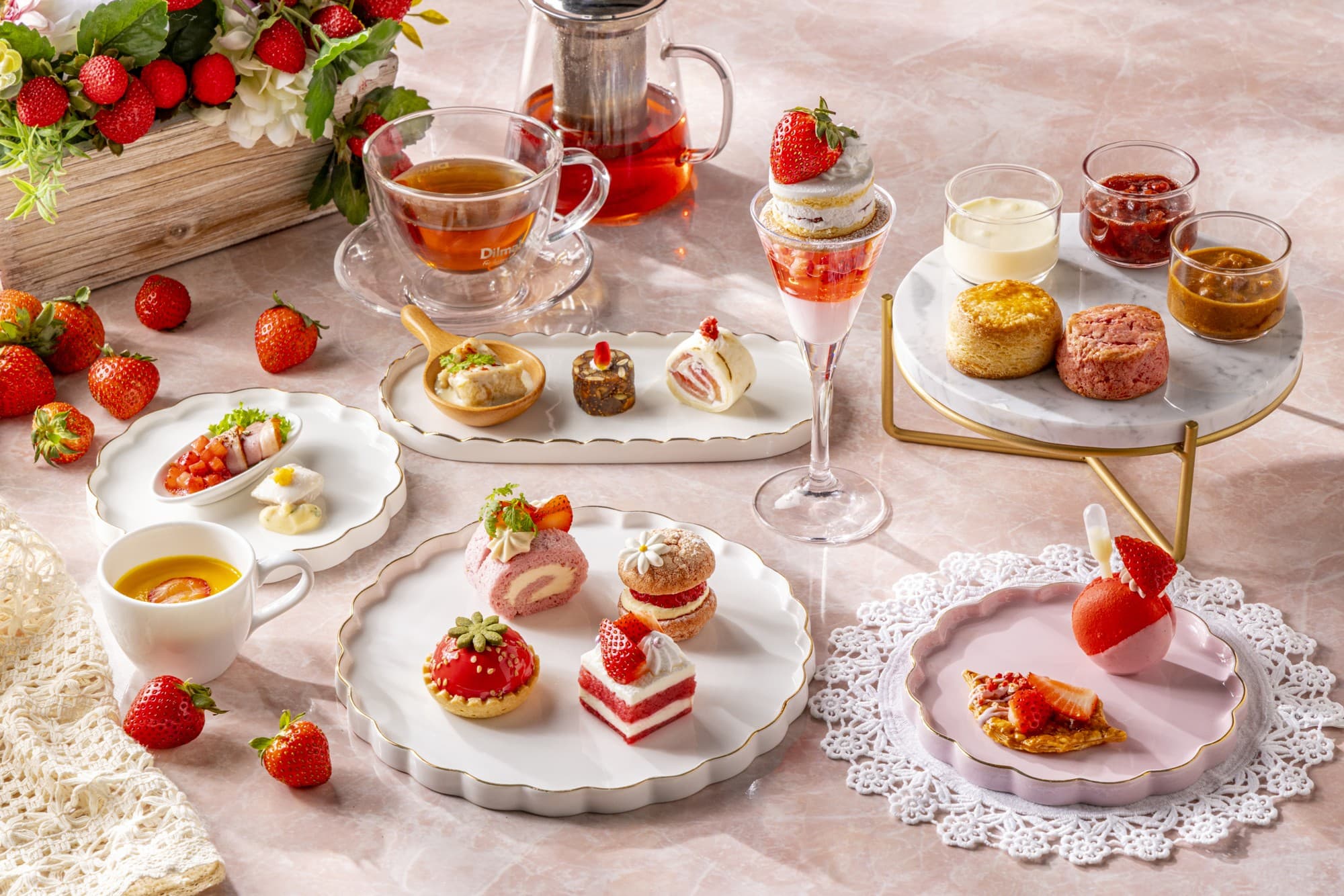 丸ごと苺ショートが主役のグラスパフェも登場。 苺づくしの『Strawberry Afternoon Tea』が12月30日(火)より開催